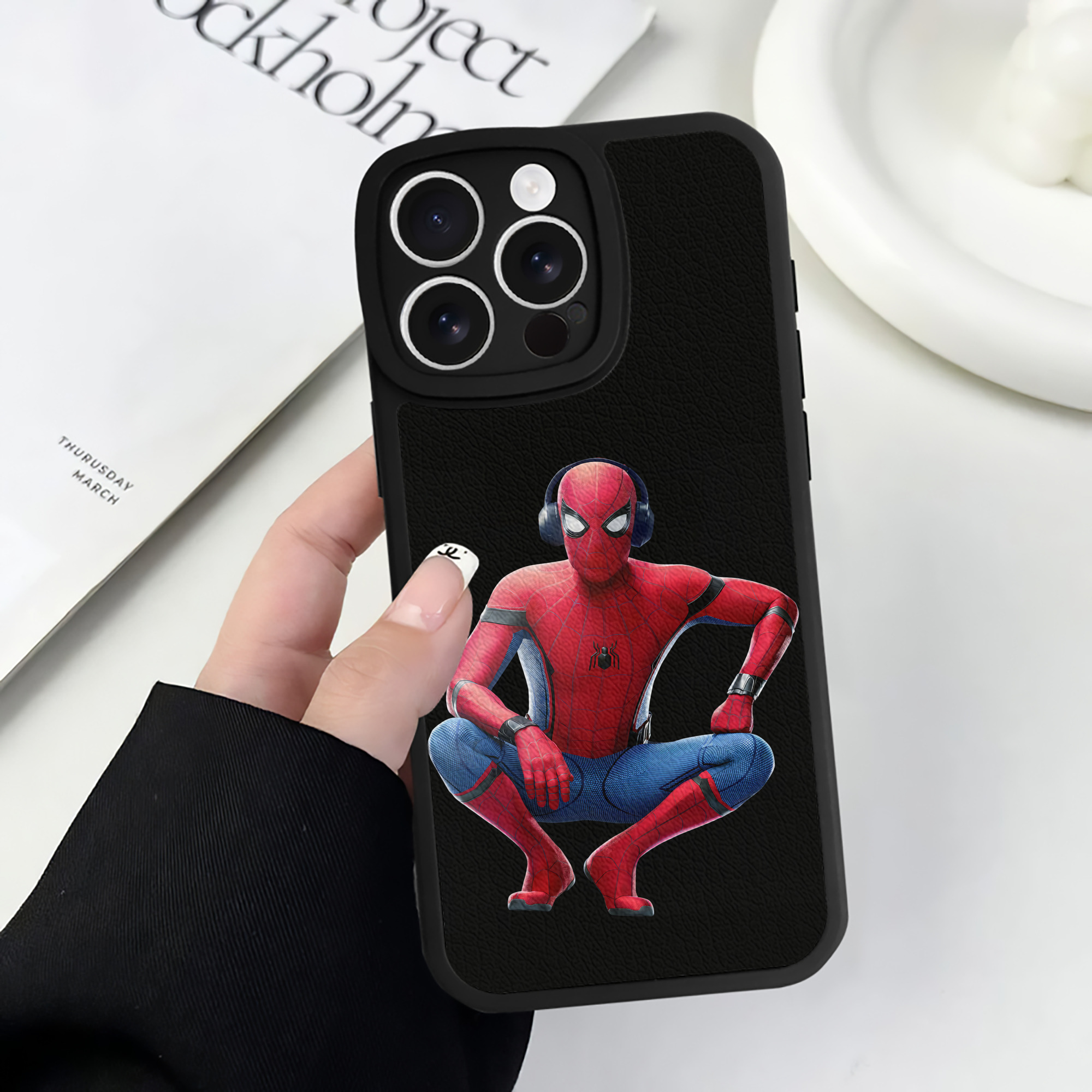 Spider Man スパイダーマン 【iPhone 16シリーズ対応】シリコンスマホケース（レザー調） 材質：シリコン